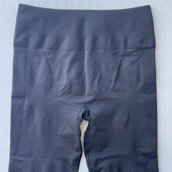 LULULEMON IN THE FLOW Sz 12 Black Crop Seamless Ribbed Textured Yoga Leggings - Picture 4 of 10